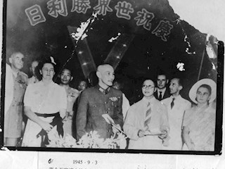 1945年9月3日，蒋介石宴请中外人士，庆祝抗战胜利。