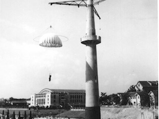重庆市的跳伞塔 1957.05