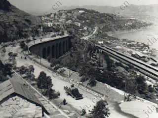1957年5月，重庆两路口到杨家坪的一段公路（七孔桥）
