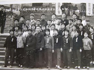 1973年通江县第二次知青代表会永安区代表在县委招待所门前合影