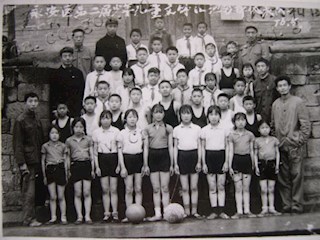 1976年永安区少年儿童汇演沙坪代表队在区公所合影(左上公社书记刘光荣.右下知青老师宁永龙)
