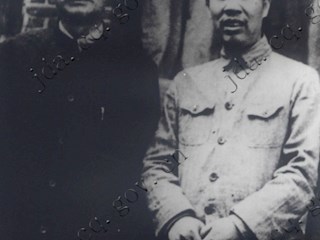 1939年董必武（右）、林伯渠在重庆八路军办事处