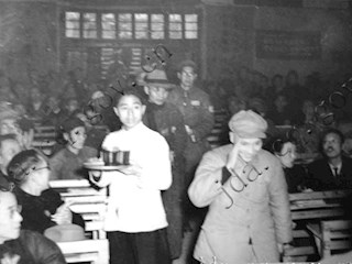 1950年1月23日，重庆市第一届各界人民代表大会召开，邓小平走进大会会场