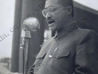 1951年5月4日，西南军区贺龙司令员在西南区首届人民体育运动大会开幕典礼上讲话