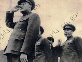 1951年10月1日，西南军政委员会主席刘伯承在解放碑检阅台向群众致礼