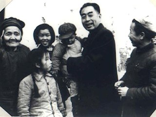 1957年2月17日，周恩来总理视察重钢时访问工人家庭