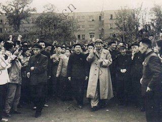 1958年3月28日，毛泽东主席到重庆建设机床厂视察