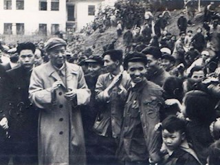 1958年3月28日，毛泽东主席视察重钢刚下车时的情景