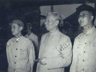 1960年5月12日，刘少奇主席视察重钢大型平炉炼钢车间