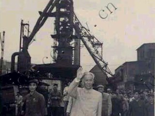 1960年5月12日，刘少奇主席在重庆钢铁厂新建的高炉处向工人群众招手
