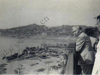1960年5月13日，刘少奇主席在朝天门两江交汇处看长江、嘉陵江