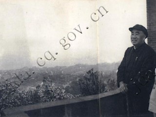 1963年，朱德委员长在任百戈陪同下视察枇杷山公园