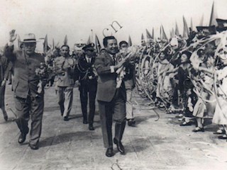 1965年9月24日，陈毅（右一）、任白戈(中）陪同西哈努克亲王殿下在白市驿机场检阅欢迎群众