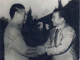 1965年9月24日，周恩来总理在渝州宾馆和西哈努克亲王亲切握手