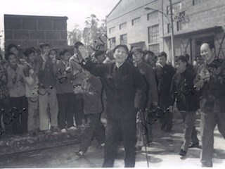 1978年9月底王震副总理来渝视察长安机器厂