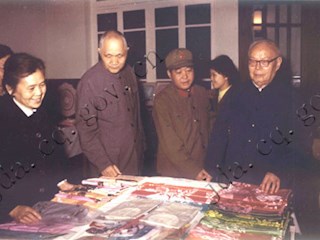 1979年4月15日叶剑英副主席观看重庆市轻工业和工艺美术产品展览