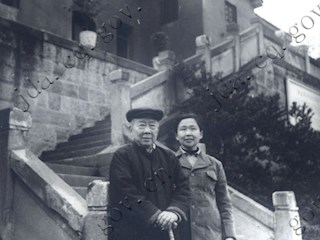 1982年4月7日陆定一及其女在渝参观红岩革命纪念馆