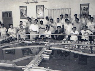 1982年6月20日上午，胡耀邦总书记在葛洲坝工地模型室听取葛洲坝建设工程情况汇报
