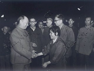 1982年6月彭真同志和工人握手并亲切交谈