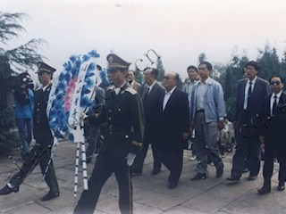1983年10月5日原国家主席杨尚昆在省委副书记郭金龙、市委副书记黄立沛陪同下向杨闇公烈士敬献花圈