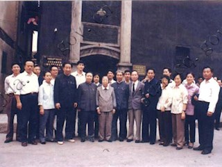 1985年10月13日上午，全国政协主席邓颖超在重庆曾家岩50号门前与陪同及有关人员合影留念