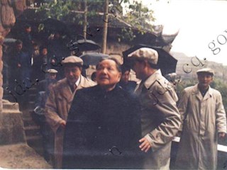 1986年1月31日，邓小平参观大足石刻