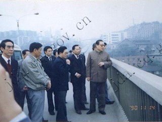 1990年1月14日，重庆党政领导陪同中共中央常委乔石同志视察石门大桥