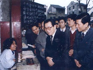 1991年3月16日，中央政治局常委、书记处书记李瑞环同志在大阳沟菜市场询问经营情况