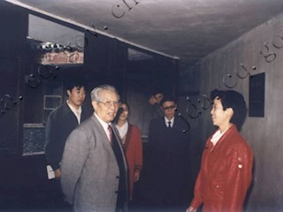 1991年10月16日黄华同志在市委办公厅副主任陈驰同志陪同下参观曾家岩50号