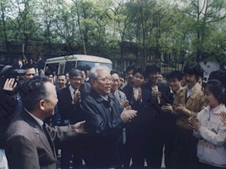 1992年4月5日中央政治局委员、北京市委书记李锡铭同志在参观合川师范学校时与师生亲切交谈