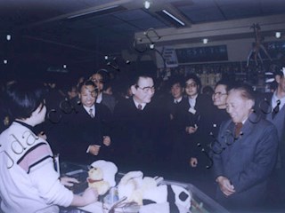 1992年11月13日李鹏总理前往重庆百货商场视察儿童文具专柜