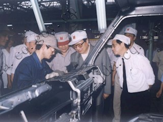 1993年6月4日中共中央政治局常委乔石同志参观庆铃厂