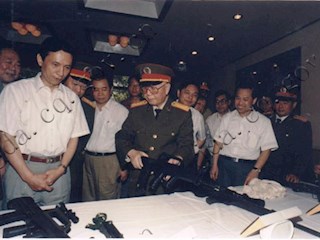 1994年5月14日上午，刘华清在市委书记孙同川、市长刘治忠陪同下视察建设厂